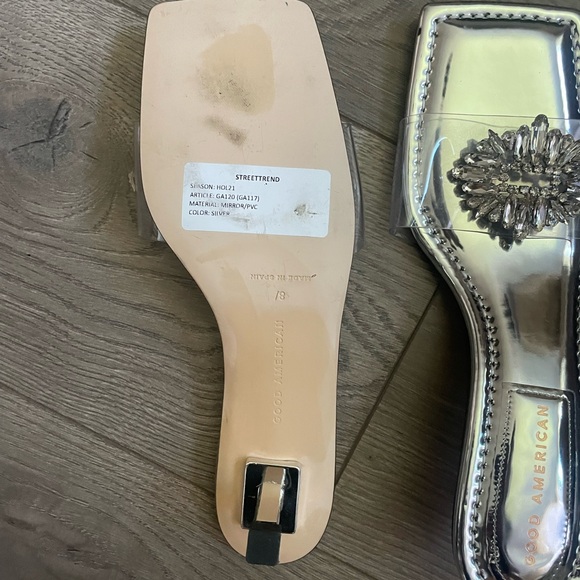 Great pair of kitten heels that you can pair with jeans, skirt or a dress. - Picture 3 of 3